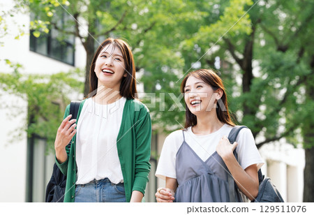 年輕女子朋友出去玩 129511076
