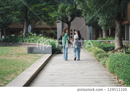 大學生與朋友散步聊天 129511100