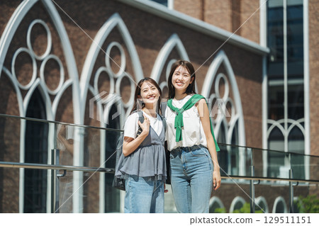 Female college's portrait 129511151