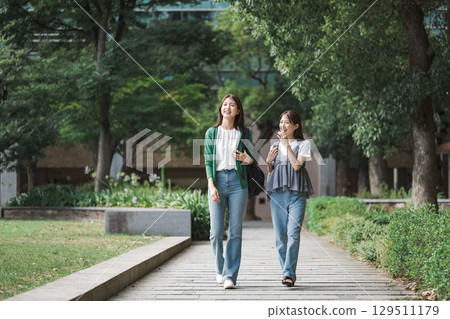 大學生與朋友散步聊天 大學生與朋友散步聊天 129511179