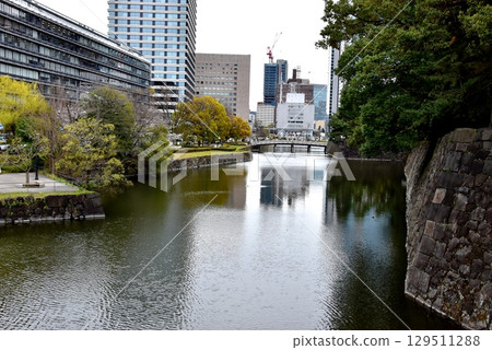 Chiyoda Ward: Inner moat and surrounding streets near Takebashi 129511288