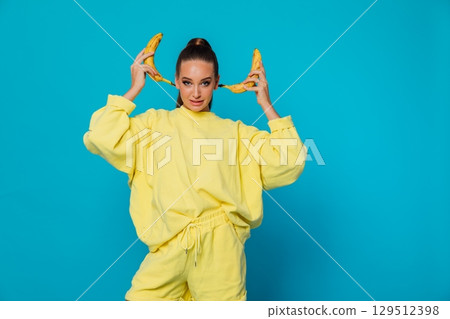 A woman inserted bananas into her ears 129512398