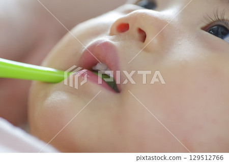 用牙刷進行嬰兒口腔護理 用牙刷進行嬰兒口腔護理 129512766