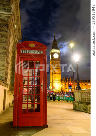 倫敦電話亭的美麗夜景 129512948