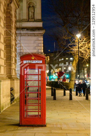 Beautiful night view of a telephone booth in London Beautiful night view of a telephone booth in London 129512954