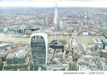A beautiful view of London's streets 129513252