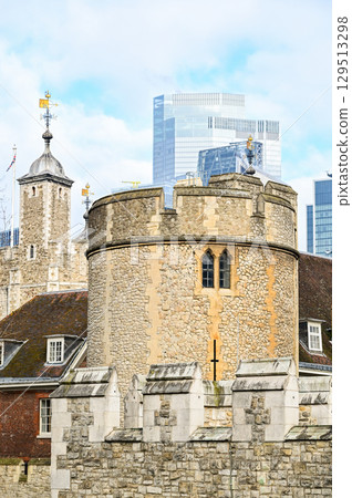A beautiful view of the Tower of London 129513298