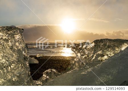 夕陽照射下的冰塊和黑沙灘（冰島鑽石海灘） 129514093