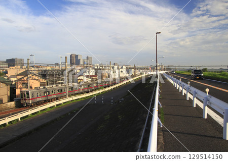 Tobu Skytree Line and Shin-Arakawa Embankment Line running along the Arakawa Embankment 129514150