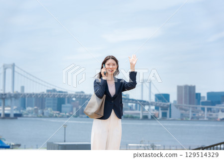 Business woman smartphone 129514329