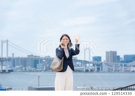 Business woman smartphone 129514330