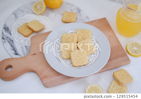 Crispy Lemon Cookies on Wooden Board 129515454