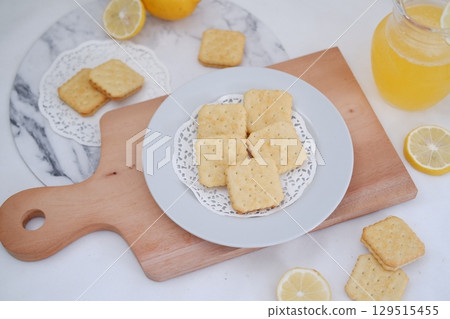 Crispy Lemon Cookies on Wooden Board 129515455