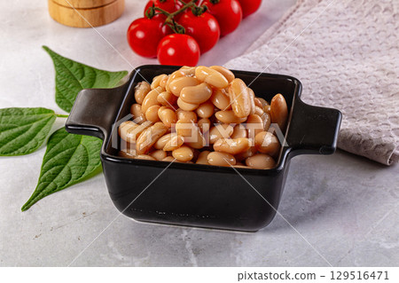 Canned white kidney beans in the bowl 129516471