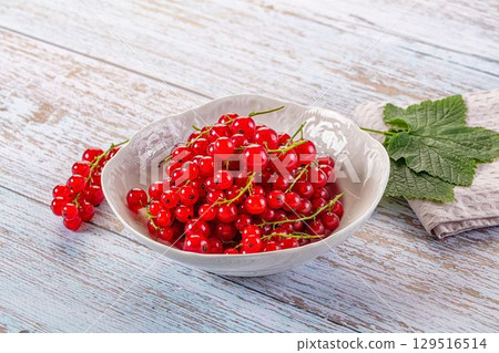 Raw ripe sweet juicy red currant Raw ripe sweet juicy red currant 129516514