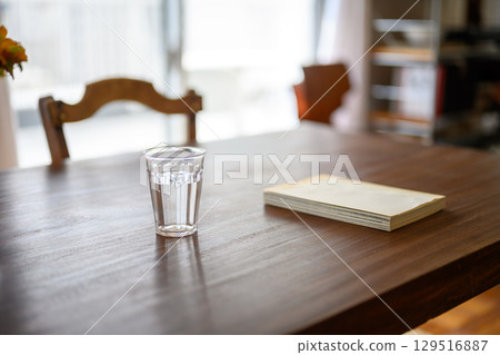 簡單的室內配有木桌、杯子和書籍 簡單的室內配有木桌、杯子和書籍 129516887