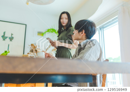室內站立的女人和坐著的男人之間的對話場景 室內站立的女人和坐著的男人之間的對話場景 129516949