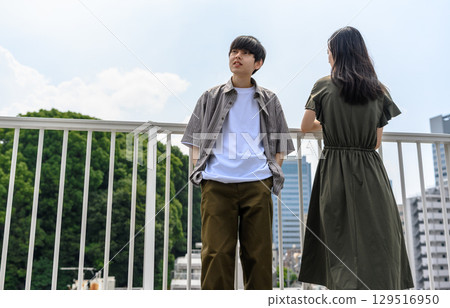 屋頂上，一男一女互相凝視 129516950