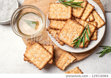 Olive oil salty crackers with rosemary Olive oil salty crackers with rosemary 129516964