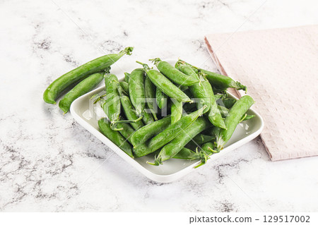 Sweet young green peas heap 129517002
