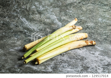 Green organic lemongrass stem heap 129517014