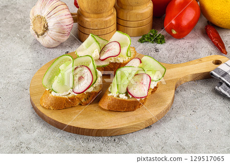 Bruschetta with soft cheese and cucumber 129517065