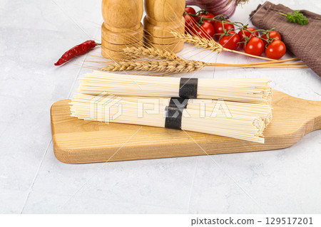 Raw dry white wheat noodles 129517201