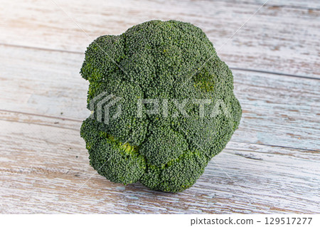 Raw ripe green broccoli cabbage Raw ripe green broccoli cabbage 129517277