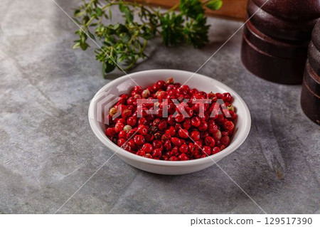 Dry pink pepper corn spice Dry pink pepper corn spice 129517390