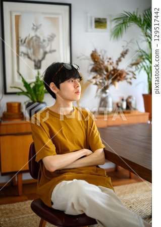 一名男子在椅子上休息的側面影像 129517442