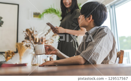 A scene where a woman talks to a man while showing him a note A scene where a woman talks to a man while showing him a note 129517567