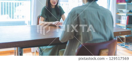 男男女女在休閒咖啡館風格的餐廳聊天 129517569