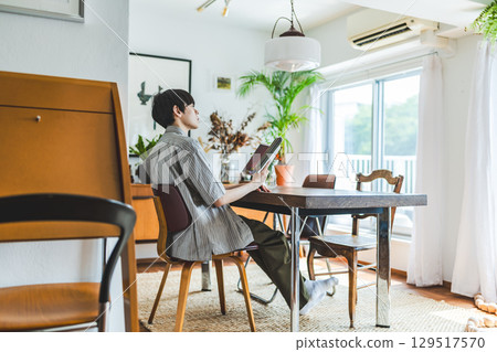 一個男人在客廳安靜度過的早晨 129517570