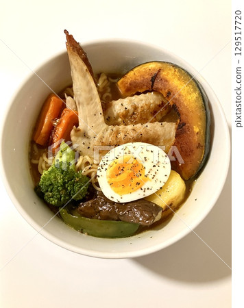 Curry ramen with lots of chicken wings and vegetables 129517720