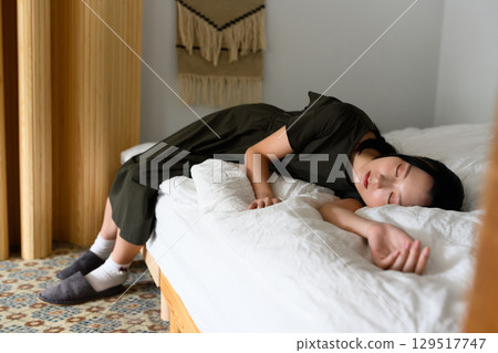 女人躺在床上閉著眼睛休息 129517747