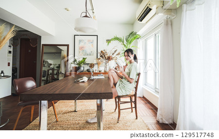 在寬敞的客廳裡休息的女人 129517748