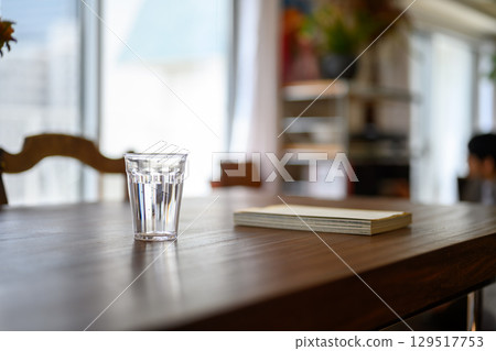 桌上的玻璃和筆記本 129517753