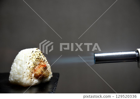 Grilled rice balls and fried chicken 129520336