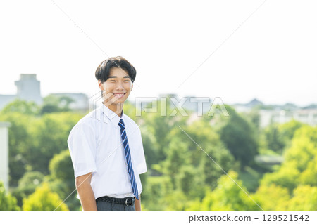 Portrait of a male junior high school student smiling and looking at the camera 129521542