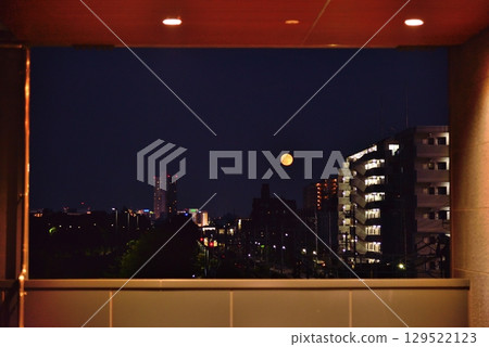 Sturgeon Moon seen from inside Akishima Station Sturgeon Moon seen from inside Akishima Station 129522123