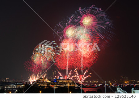 Fireworks from the Minato Mirai Smart Festival 2025 seen from Minato Mirai Park 129523140