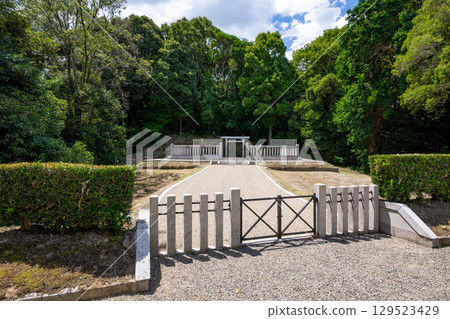 Emperor Annei's Inoue Tomb, southwest of Mount Unebi (Kashihara City, Nara Prefecture) Emperor Annei's Inoue Tomb, southwest of Mount Unebi (Kashihara City, Nara Prefecture) 129523429