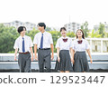 國中和高中學生，男孩和女孩，合影，微笑，散步 129523447