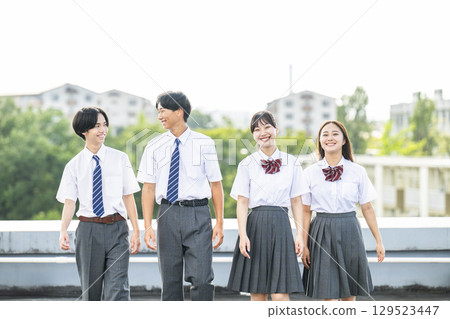 國中和高中學生，男孩和女孩，合影，微笑，散步 129523447