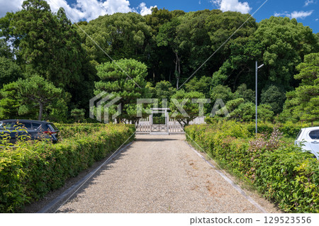 Emperor Itoku's Tomb on Mount Unebi, Nansenshakei (Kashihara City, Nara Prefecture) 129523556