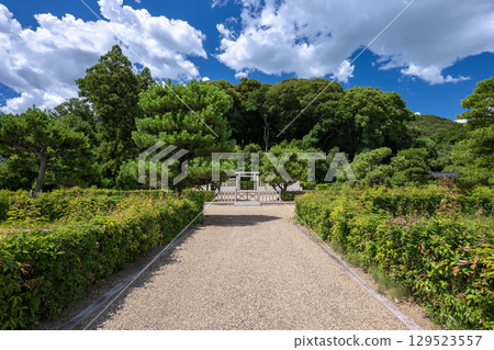 Emperor Itoku's Tomb on Mount Unebi, Nansenshakei (Kashihara City, Nara Prefecture) 129523557