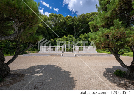 Emperor Itoku's Tomb on Mount Unebi, Nansenshakei (Kashihara City, Nara Prefecture) Emperor Itoku's Tomb on Mount Unebi, Nansenshakei (Kashihara City, Nara Prefecture) 129523565