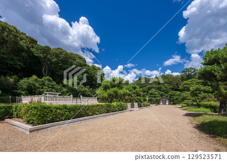 Emperor Itoku's Tomb on Mount Unebi, Nansenshakei (Kashihara City, Nara Prefecture) Emperor Itoku's Tomb on Mount Unebi, Nansenshakei (Kashihara City, Nara Prefecture) 129523571