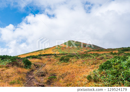 秋季攀登栗駒山（宇文沼～東栗駒：從浦掛路線交會處附近眺望栗駒山） 129524179