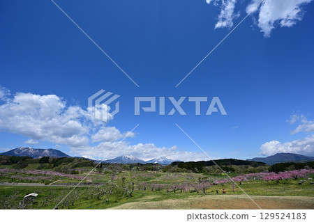 春暖花開的段華峽、北辰山脈、藍天 129524183